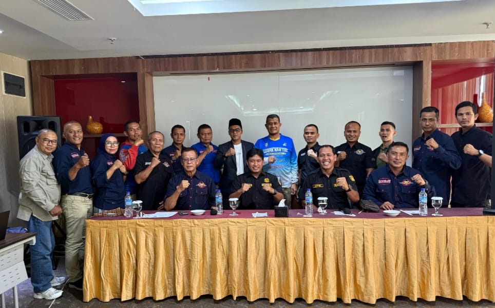 Ketua KONI Sumbar Hamdanus, Ketua Porprov XVI Sumbar 2026 Septri, Ketua Harian Kodrat Sumbar Alnetdral dan jajaran pengurus foto bersama usai pembukaan Rakor Terbatas di Batusangkar, Sabtu (18/4/2026). (Foto KONI Sumbar)